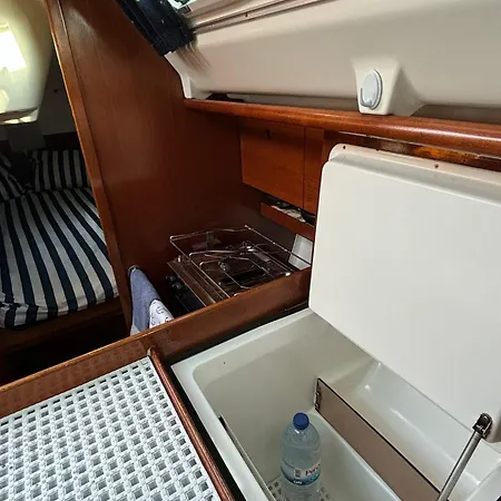 Botel West Sailing *