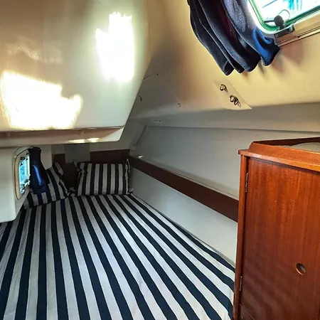West Sailing Botel *