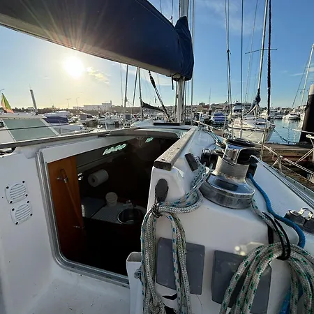 West Sailing بوتيل *