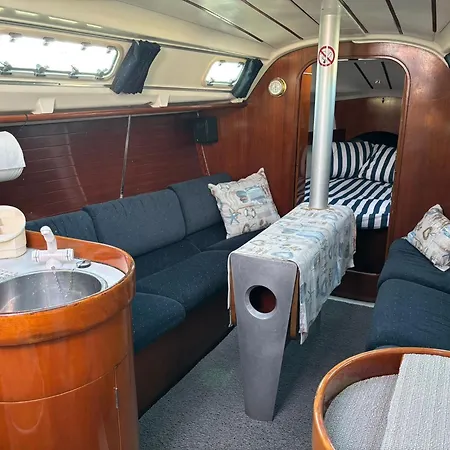 West Sailing بوتيل
